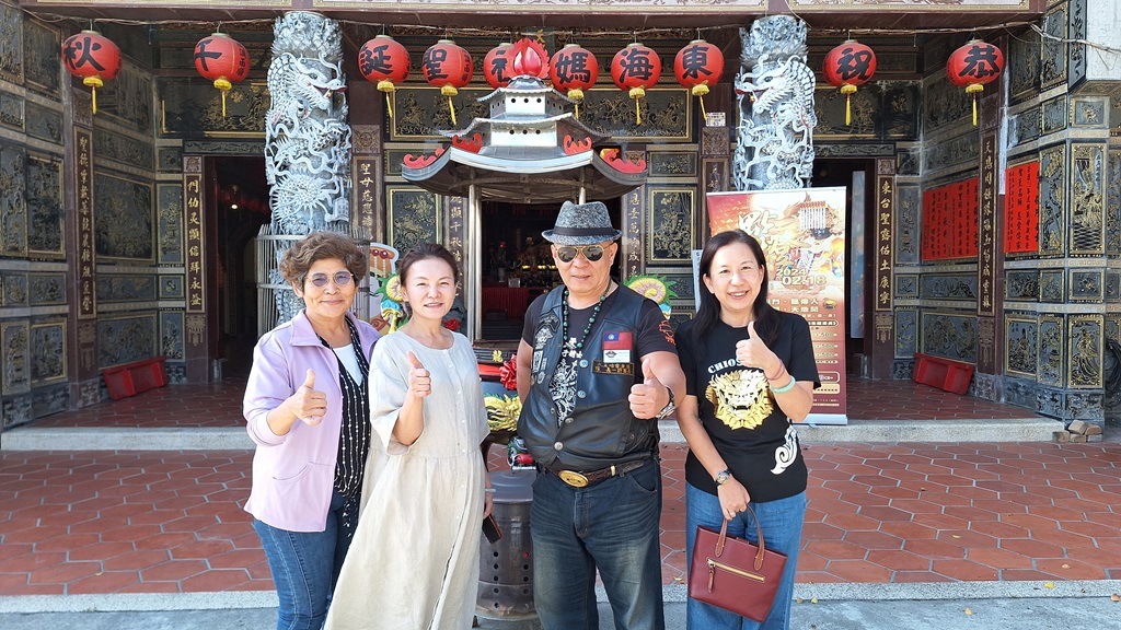 『九天民俗技藝團』，原為傳統廟會陣頭團體，創團團長許振榮賢伉儷(右二、右一)允諾東海戰鼓小鼓手們更精進練鼓、品學兼優，未來經由推薦，都有機會與九天一起出國展演，增加閱歷！圖／東海龍門天聖宮　提供